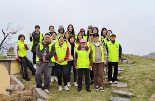 環保徒步行  “益”起拾垃圾 | 國貿開展綠足跡環?；顒? loading=